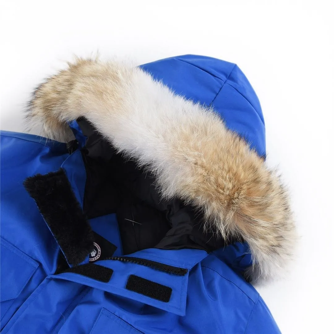 P780 with dust bag) Canada Goose Canada Goose #Expedition expedition parka classic down jacket ➖ Imported 21-count polyester-cotton blended original fabric [last year’s 16-count/18-count hard fabrics have been completely eliminated, this year all use 21-count genuine synchronized fabrics, the soft mid-band feels delicate and textured], genuine synchronized Feather-Light 10D waterproof coated fabric, made of 84.5% polyester fiber and 15.5% cotton, 100% the best feel in the entire network! ➖ The genuine official website is synchronized with the national standard 80 white duck down, you can check the official website customer service, there will never be a series of misleading claims such as 90 down or goose down! ➖ Using the best nylon lining with double double-layer sealing design, velvet-proof No. 7 needle + grid-filled down ready-made garments, there is 100% no so-called velvet running! ➖ The cuffs are designed with thickened seamless threads, and the collar and pockets are lined with top-quality polar fleece to keep you warm and comfortable! ➖ Yoshida YKK provides original custom-made electroplated sliders. YKK two-way lockable zippers are tight and smooth and will not peel off paint! ➖ 3M composite guarantees that the Velcro is the same as the original, durable, and all accessories and hardware are custom-made! ➖ Imported BEHRINGER embroidery machine to customize the 10,000-needle embroidery logo, 98% of which can be reproduced to restore the original logo. You can check and compare on the official website! ➖ The fur collars are all made of large pieces of Western Canadian blue wolf hide, ensuring that each fur collar is 13-15cm wide! 08 models for men and women SIZE: XS S M L XL XXL